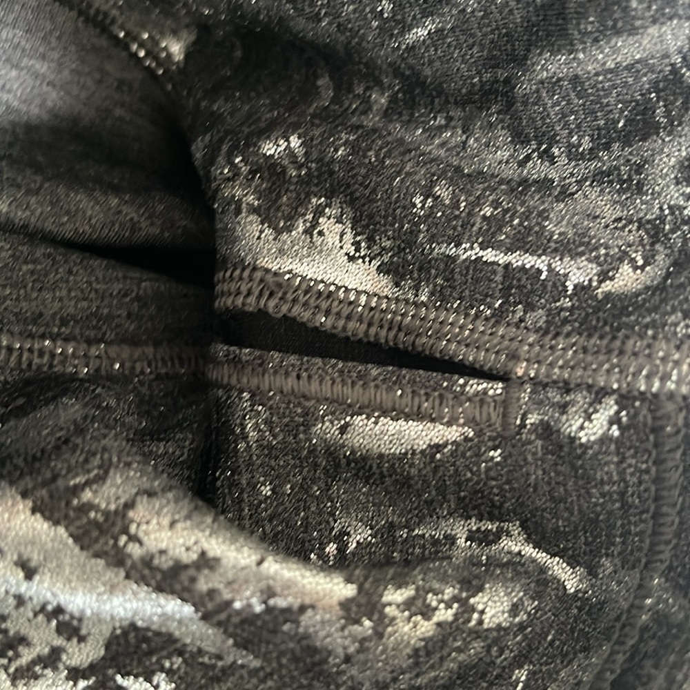 Lululemon Metallic Silver and Black Print Pattern Wunder Under Size 6 28” inseam - Picture 8 of 11